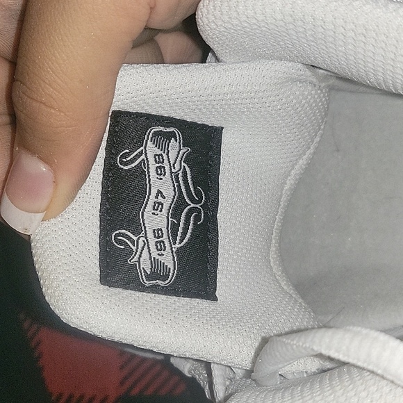 Red and white jordan TW03 shoes - Picture 6 of 6